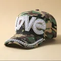 Dettaglio delle decorazioni LOVE in perle e strass su un cappellino camouflage - Verde Militare Perla Strass LOVE