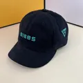 Dettaglio del cappellino nero con ricamo BIEBS blu e targhetta laterale a triangolo - Regolabile / Stile a Tesa Corta con Lettere Ricamate / Nero