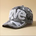 Berretto mimetico con logo LOVE decorato con perle, strass e visiera con borchie - Grigio Perla Strass LOVE