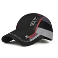 Détail du panneau en maille noire respirante et de la sangle sportive de la casquette - Black/Red Purple Gray (Style B)
