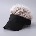 Lustiger schwarzer Visier-Hut mit brauner Perücke für Golf und Partys - Schwarzer Baseballhelm / Braune Perücke