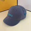 Dettaglio ravvicinato del cappellino blu con visiera corta e ricamo 3D BIEBS in morbido tessuto - Regolabile / Stile a Tesa Corta con Lettere Ricamate / Blu grigio