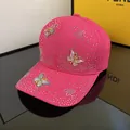 Rosarote Baseballkappe mit funkelnden Strasssteinen und bunten Schmetterlingsakzenten - Verstellbar / 3D Schmetterling - Rosenrot