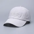 Schnelltrocknende Baseballkappe in Hellgrau mit dreifach bestickten Buchstaben und breiter Krempe - Verstellbar / Hellgrau