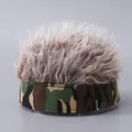 Lustige Camouflage Perückenkappe mit zerzaustem grauweißem Kunsthaar für Herren - Armeegrüne Camo Schiebermütze / Braune Perücke