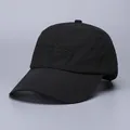 Detailansicht der hochwertigen schwarzen Baseballkappe mit Textur und Stickerei - Verstellbar / Schwarz