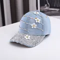 Berretto da baseball in denim azzurro con visiera di strass e fiori bianchi 3D - Regolabile / Azzurro