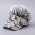 Lustiger Visierhut mit grauem digitalem Tarnmuster und weißer Kunsthaar Perücke oben - Graue Camo Baseballkappe / Graue Perücke