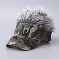 Lustige Visierkappe mit silbergrauer Perücke und Dschungel-Camouflage-Struktur - Armeegrüne Camo Baseballkappe / Graue Perücke