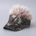 Lustiges Camouflage-Visier mit hellbrauner Perücke für modischen Hip-Hop-Party-Stil - Armeegrüne Camo Baseballkappe / Braune Perücke