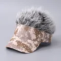 Lustiger Hip-Hop-Perückenhut mit grauem Kunsthaar und beige-braunem Digital-Tarnmuster - Khaki Camo Baseballkappe / Graue Perücke