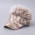 Lustiger Camouflage Visier Hut mit hellbraunem Kunsthaar für Outdoor Kostümpartys - Khaki Camo Baseballkappe / Braune Perücke