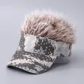 Lustiger Visor-Hut mit hellbrauner Perücke im Digital-Camouflage-Muster für Partys - Graue Camo Baseballkappe / Braune Perücke