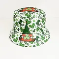 Λεπτομέρεια καπέλου bucket St. Patrick με πράσινα ξωτικά και σχέδια με τριφύλλια - Νάνος Τριφύλλι Λευκό (1#)