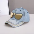 Berretto da baseball in denim azzurro con occhiali da aviatore decorati con strass bianchi - Regolabile / Azzurro