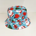 Dettaglio del cappello alla pescatora blu cielo con stampe di Babbo Natale e pinguini - Pinguino Albero di Natale Blu (10#)