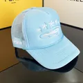 Dettaglio del cappello trucker azzurro con ricamo a stella bianca e rete traspirante - Azzurro