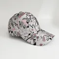 Detailaufnahme des floralen Jacquard-Stickereistoffs auf einer Ethno-Baseballkappe - Silbergrau Abstrakt Floral (Stil B)