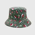 Detailaufnahme von dunkelgrünem Fischerhut mit festlichem Weihnachtsaufdruck und Schneeflocken - M(56-58cm) / Dunkelgrün Weihnachtselemente Druck (3# Farbe)