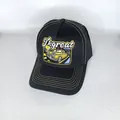 Dettaglio della toppa ricamata con auto vintage e cuciture a contrasto su cappello nero - Regolabile / Stile Auto d'Epoca Gialla (5#)