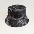 Dettaglio del cappello alla pescatora camouflage nero e grigio con cuciture sulla tesa - Mimetico Astratto Grigio (14#)