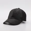 Gros plan détaillé sur la texture du daim noir et la visière courbée de la casquette - Réglable / Noir