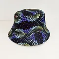 Dettaglio dall'alto di un cappello da pescatore nero con motivi a spirale a pixel colorati - Sfumatura Pixel Digitale Nero (16#)