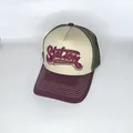 Dettaglio della toppa ricamata Station su cappello trucker mesh multicolore con visiera - Regolabile / Stile Contrasto Beige Borgogna (Italy 8#)