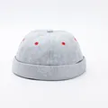 Dettaglio del cappello miki blu con motivo paisley e occhielli ricamati rossi - Regolabile / Azzurro