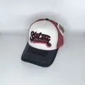 Detail der Station-Stickerei auf dreifarbiger Trucker Cap mit Mesh-Einsatz - Verstellbar / Schwarz Weiß Rot Vintage Stil (10#)
