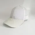 Nahaufnahme der weißen Baseballkappe mit floraler Stickerei und Mesh-Einsätzen aus Baumwolle - Weiß Spitze Patchwork Floral (Stil C)