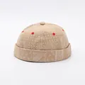 Dettaglio ravvicinato del cappello docker beige con motivi paisley bianchi e occhielli - Regolabile / Kaki