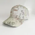 Detail der zarten Blumenstickerei auf einer beigen Baseballkappe mit feiner Naht - Reisgrau Pflanzen Jacquard (Stil F)