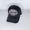 Detail der schwarzen Mesh-Trucker-Kappe mit weißer Stickerei und roten Kontrastnähten - Verstellbar / Schwarz Rote Nähte Stil (17#)