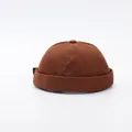 Vista detallada del gorro docker marrón oscuro mostrando la textura de lona y costuras - Ajustable / Marrón Claro