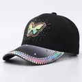 Dettaglio di strass scintillanti e farfalle di paillettes sulla calotta del cappello - Regolabile / Farfalla Sfumata Nero