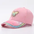 Dettaglio del cappellino rosa con farfalla di strass e decorazione della tesa sfumata - Regolabile / Farfalla Sfumata Rosa