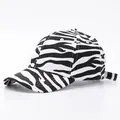 Gorra de béisbol clásica con elegante estampado de cebra en blanco y negro y visera curva - Ajustable / Blanco Cebra