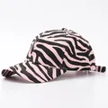 Primer plano de gorra de béisbol con estampado de cebra rosa y textura de lona premium - Ajustable / Rosa Cebra