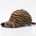 Gorra de béisbol de moda con patrón de cebra marrón y correa ajustable sobre fondo blanco - Ajustable / Estampado de Cebra - Café