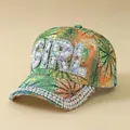 Detail der GIRL-Strass-Schrift und Tropenblatt-Muster auf dem Baseballkappen-Rand - Verstellbar / GIRL-Grün