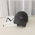 Dettaglio ravvicinato del cappello in velluto a coste con ricamo Paris 1978 rosa - Regolabile / grigio scuro