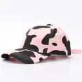 Gorra de béisbol con estampado de vaca rosa y negro y visera curva en vista de perfil - Ajustable / Estampado de Vaca-Rosa