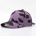 Gorra de béisbol morada con estampado de vaca negro en toma de estudio a 45 grados - Ajustable / Estampado de Vaca-Violeta