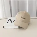 Dettaglio ravvicinato del cappello da baseball in velluto beige ricamato Paris 1976 - Regolabile / Beige