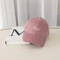 Dettaglio del berretto in velluto rosa con ricamo Paris 1976 in bianco - Regolabile / Rosa