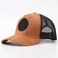 Detailopname van mesh-stof en de patch op de bruine camouflage trucker pet - Bruin Suède Ronde Patch Mesh Pet