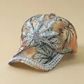 Detail der floralen Baseballkappe mit Perlen- und Strasssteinen in Ahornblatt-Form - Verstellbar / Ahorn-Khaki
