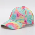 Λεπτομερής προβολή του ζωντανού σχεδίου tie-dye σε καπέλο του μπέιζμπολ με κυρτό γείσο - Πολύχρωμο Tie-Dye (2#)