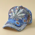 Detailansicht des Blatt-Patches mit Kristallen und Perlen auf der floralen Kappe - Verstellbar / Ahornblatt - Blau